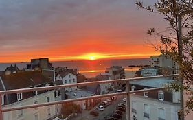 Bright Apt With Balcony Panoramic View